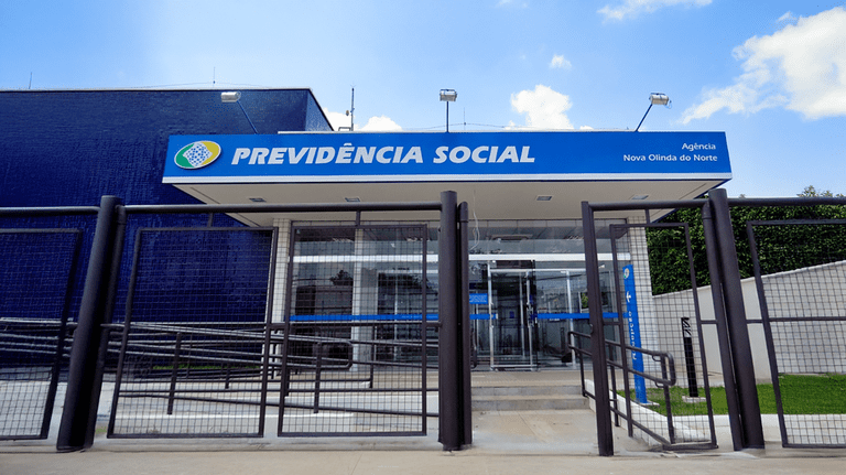 Fachada de agência do INSS com logotipo em destaque, ilustrando o mutirão de atendimento extraordinário.