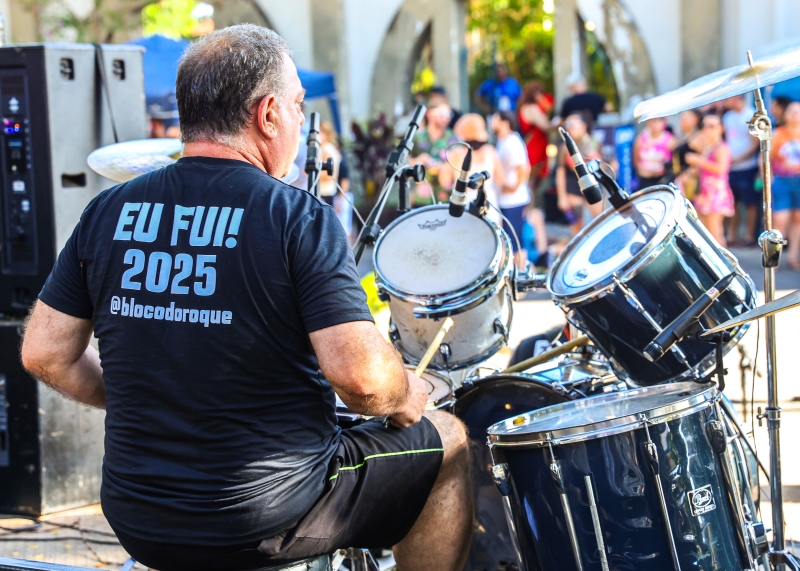 Foliões do Bloco do Roque celebram o carnaval alternativo com temática de rock em Santa Bárbara d’Oeste.
