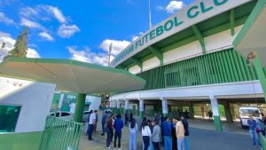 Fachada do estádio Brinco de Ouro, do Guarani, com torcedores e pedestres reunidos na entrada principal.