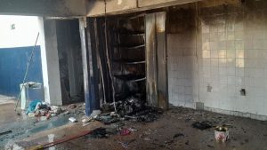 Menores invadem escola e ateiam fogo em armário em Rio Claro