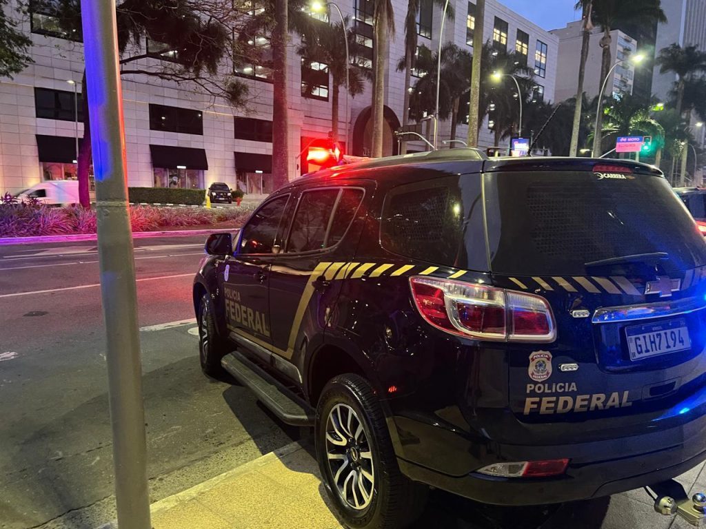 Agentes policiais mobilizados na Operação Carbono Oculto durante cumprimento de mandados de busca e apreensão.