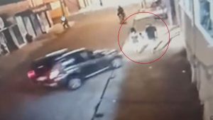 Motorista embriagado atropela família em Praia Grande. Preso em flagrante na Baixada Santista, o homem quase foi linchado. Confira.