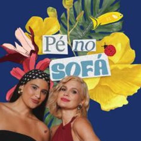 Microfone profissional condensador em estúdio de gravação preparado para a produção de um podcast.