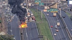 Caminhão pega fogo interdita Rod Anhanguera e gera congestionamento em Sumaré
