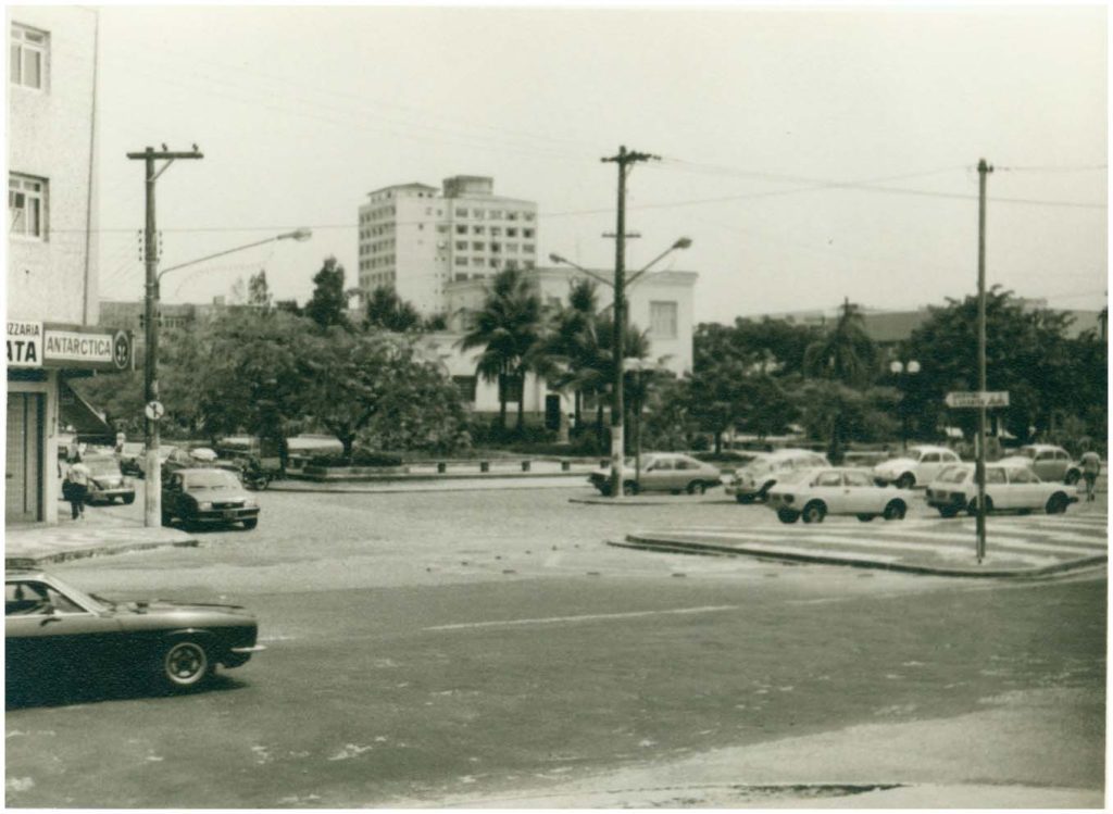 Fotografia da Praça Coronel Lopes em São Vicente, destacando o paisagismo e o centro histórico da cidade.