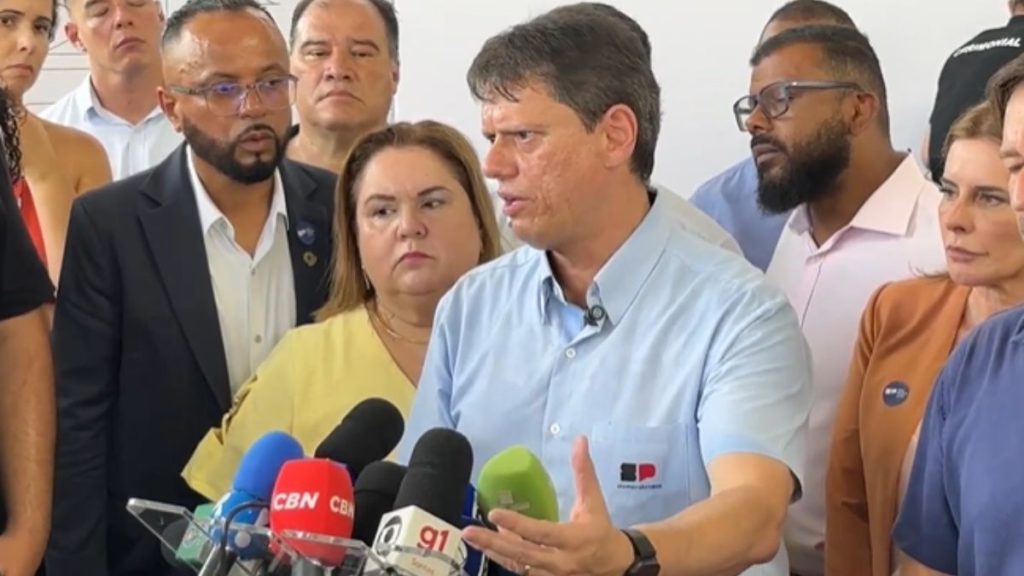 Tarcísio de Freitas em coletiva de imprensa; o governador de SP é visto como potencial sucessor de Bolsonaro.