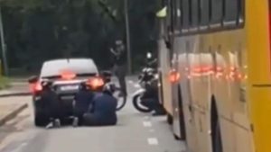 Homem morre após atirar contra policiais durante fuga em carro roubado