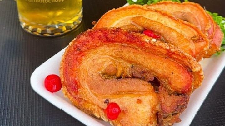 Pratos típicos com torresmo em destaque no Festival do Torresmo em Paulínia, região de Campinas.