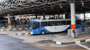 Ônibus paradao no Terminal Central de Campinas na área de embarque e desembarque de passageiros