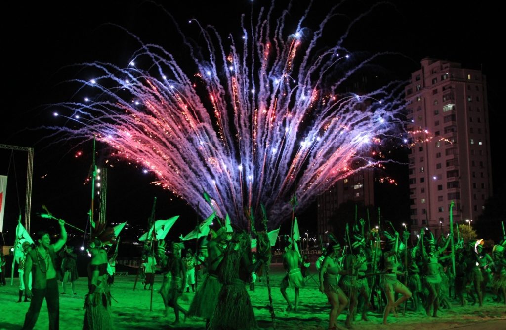 Atores na Encenação de São Vicente 2026 representando o encontro entre indígenas e portugueses na fundação da vila.