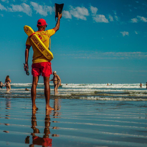 Bombeiros do GBMar em operação de resgate marítimo no litoral paulista durante o feriado de Carnaval.