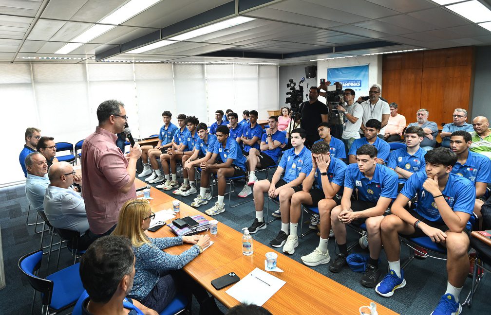Atletas do Vôlei Renata e autoridades no lançamento do 26º Campeonato Sul-Americano de Vôlei em Campinas.