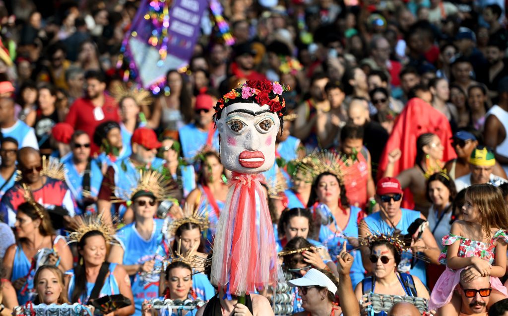 Multidão colorida celebra o bloco Vai Pra Cuba no Jardim Nova Europa durante o Carnaval de Campinas moderno.