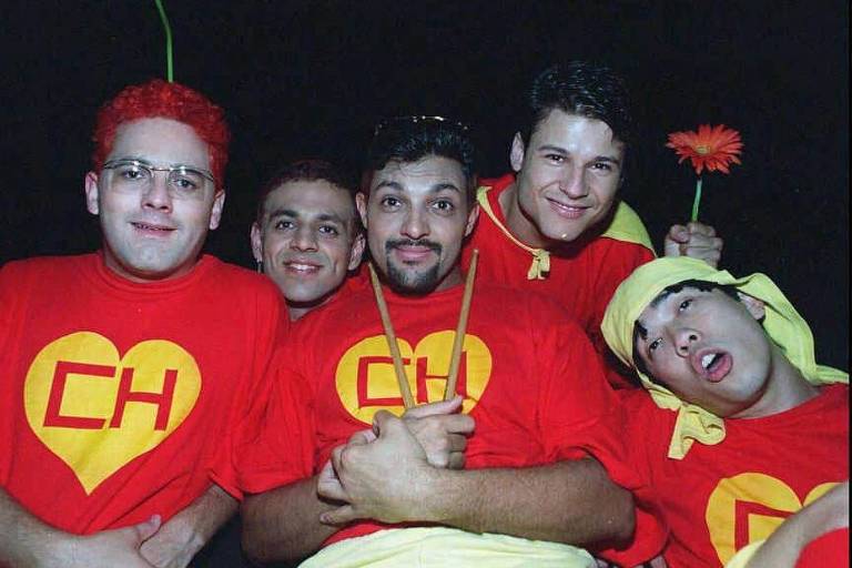 Integrantes da banda Mamonas Assassinas reunidos em registro oficial de divulgação da carreira artística.