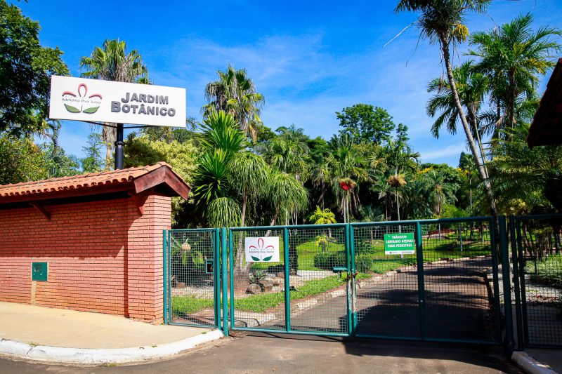 Fachada de ponto turístico em Paulínia destacando arquitetura local e áreas de lazer urbano.