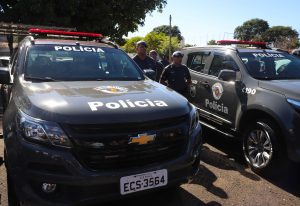 Viatura policial estacionada em rua de Hortolândia durante ocorrência de tráfico de drogas em Hortolândia.