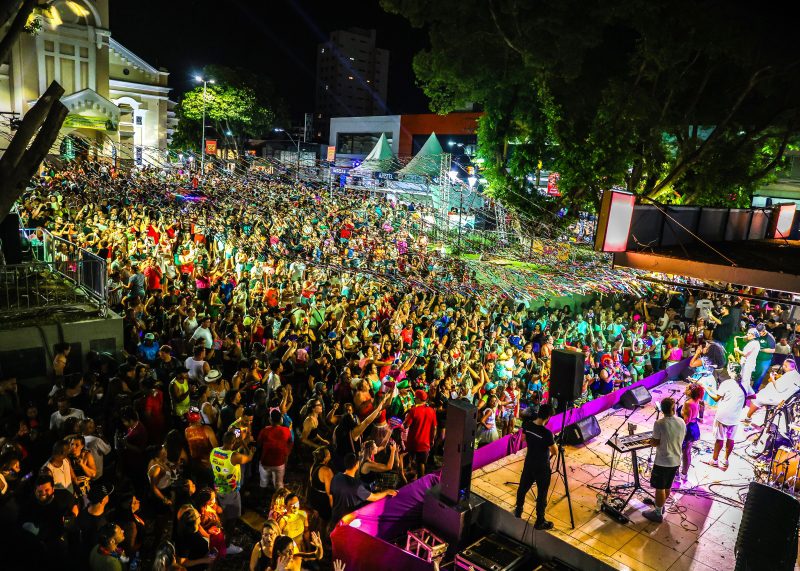 Apresentação musical de Vivian Ignácio e Banda no palco da Praça Central durante o Carnaval de SBO 2026.