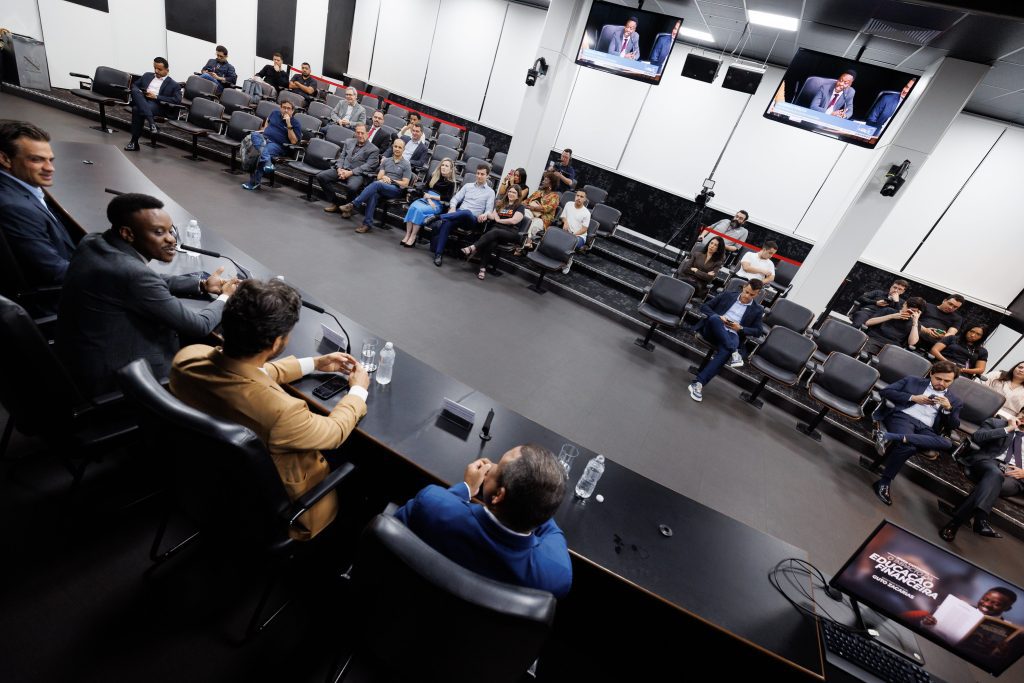 Mesa de autoridades e público em auditório durante audiência pública na Assembleia Legislativa de São Paulo.