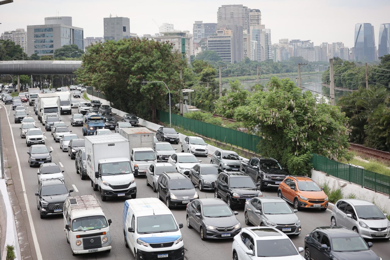 Contribuinte acessa sistema da Sefaz-SP para pagamento do IPVA 2026 em cota única sem multa.