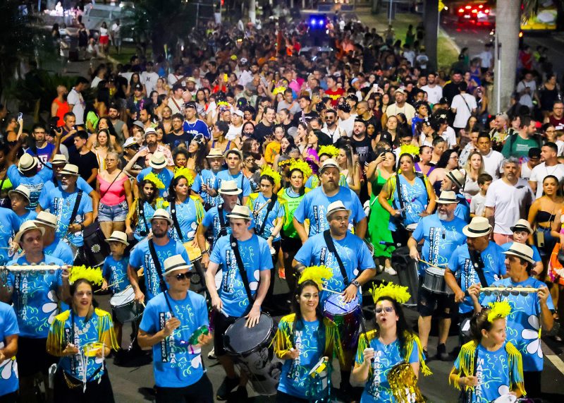 Foliões em bloco de rua durante o Carnaval de SBO 2026, celebrando a programação gratuita em Santa Bárbara d’Oeste.