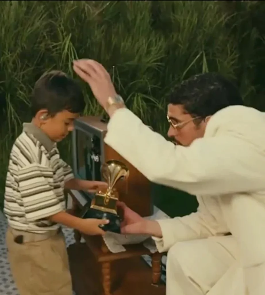 Bad Bunny leva o reggaeton ao gramado do Super Bowl LX em performance marcada por memória e ritmo latino.