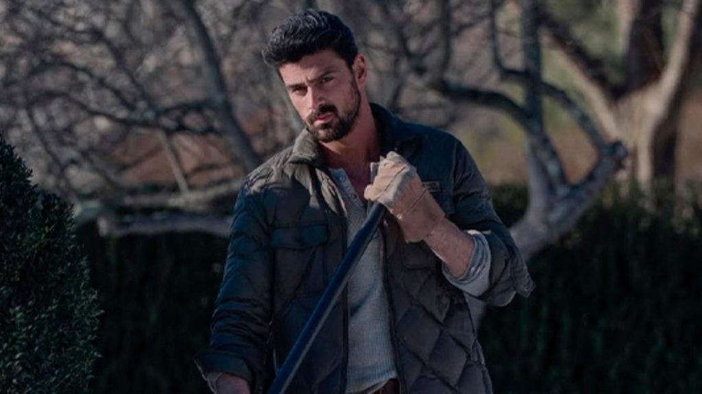 O ator Michele Morrone caracterizado como o jardineiro Enzo.