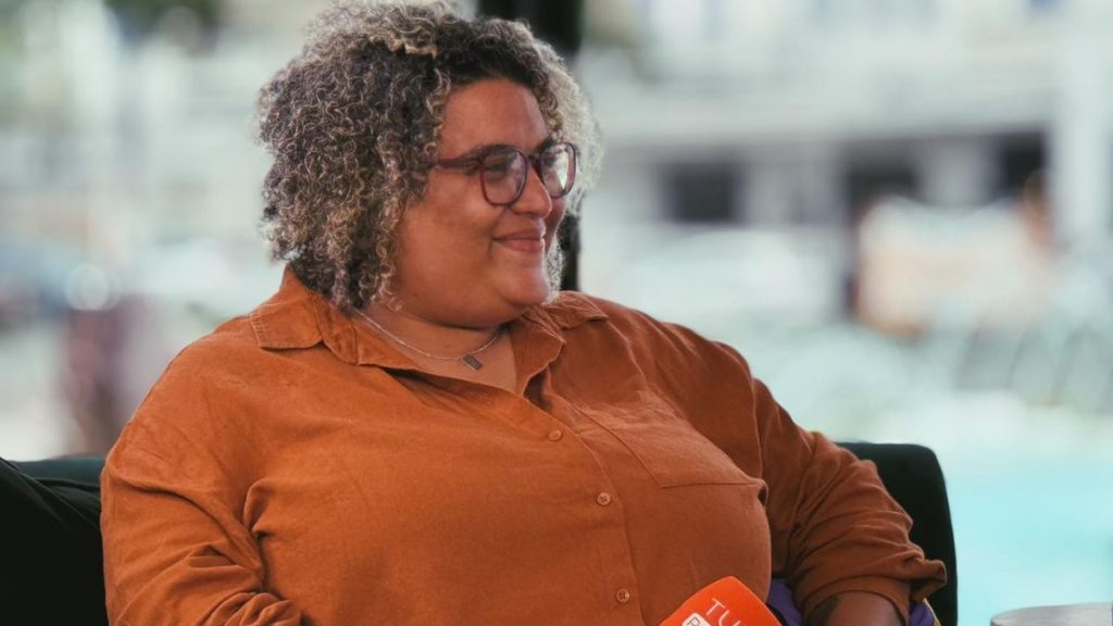 Especialista na Toriba GWM demonstra tela tecnológica da linha 2026, destacando conectividade e inovação automotiva.