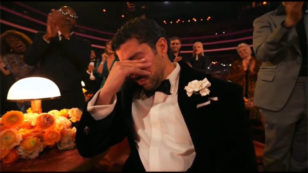 Bad Bunny emocionado e chorando no palco do Grammy 2026 ao vencer a categoria de Álbum do Ano.