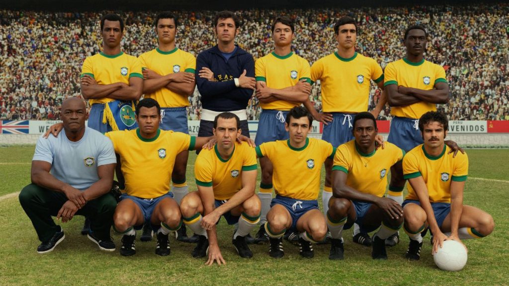 Cena da minissérie Brasil 70 – A Saga do Tri da Netflix recriando bastidores da Copa do Mundo de 1970.