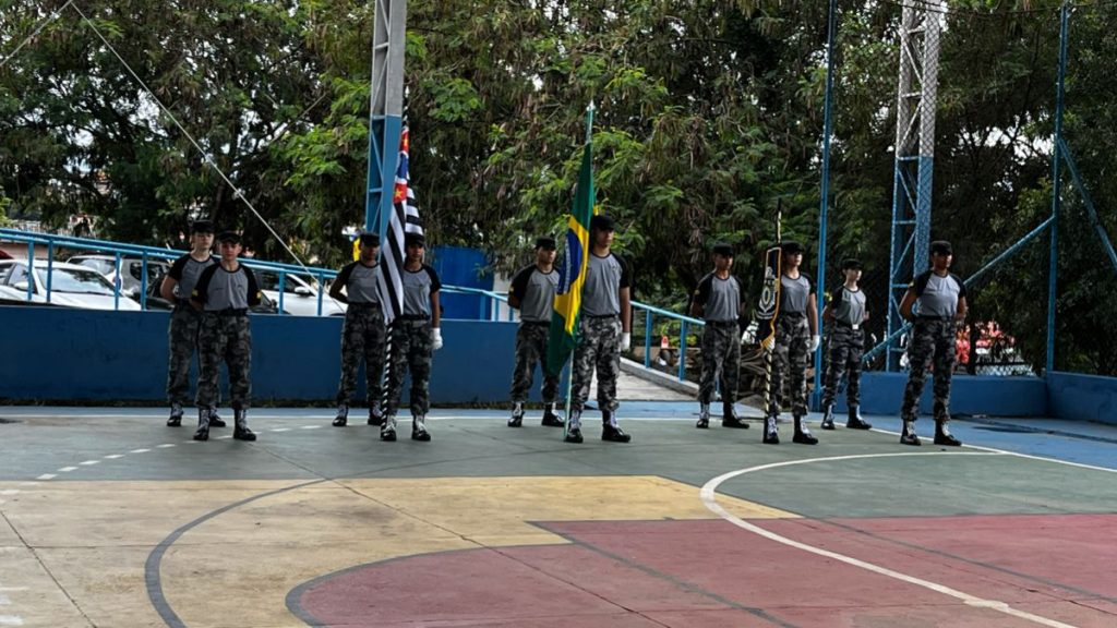 Fachada de unidade do Programa das Escolas Cívico-Militares em Bragança Paulista sob céu claro.