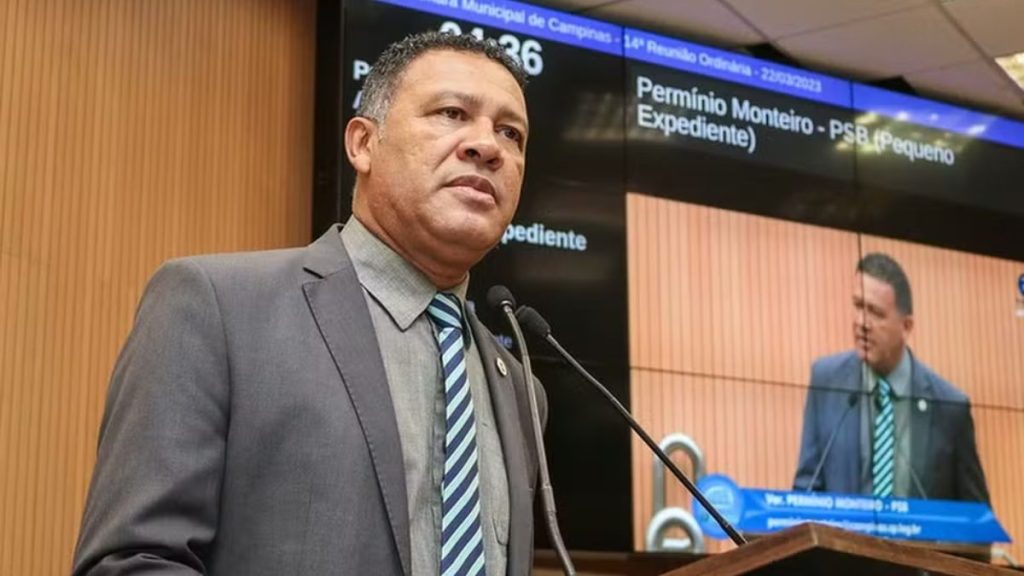 Vereador Permínio Monteiro em plenário da Câmara Municipal de Campinas durante atividades legislativas.