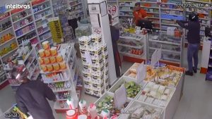 VÍDEO: assaltantes roubam clientes e dinheiro de farmácia em Hortolândia