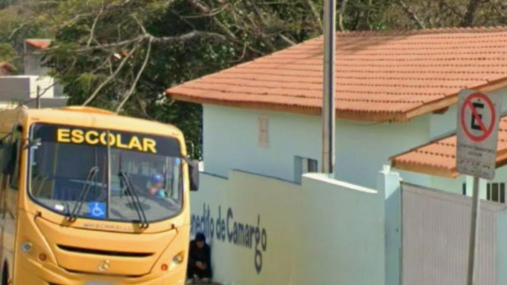 Fachada da Escola Municipal Nelson Benedito de Camargo em Bom Jesus dos Perdões, alvo de invasão e furto recente.