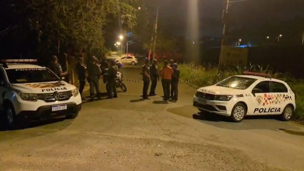Viatura da Polícia Militar em frente ao CPJ de Jaguariúna após confronto armado e roubo em Pedreira.
