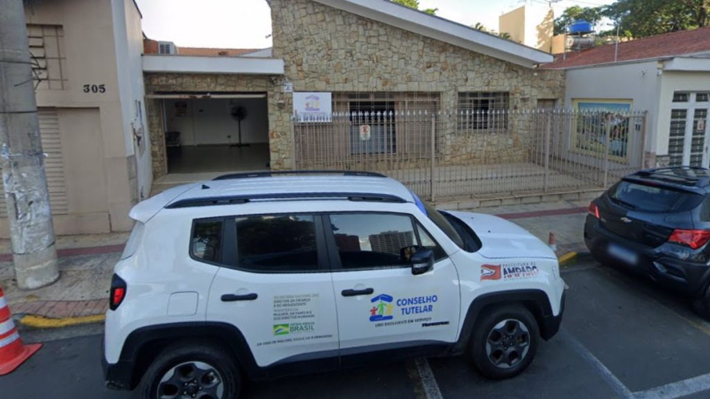 Fachada da Prefeitura de Amparo em destaque sobre o caso de destituição no Conselho Tutelar municipal.