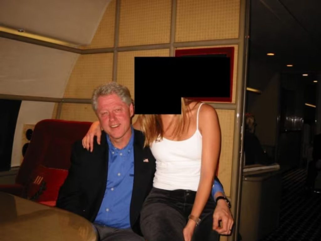 Ex-presidente dos Estados Unidos em fotos anexadas aos arquivos do Caso Jeffrey Epstein pelo Departamento de Justiça.