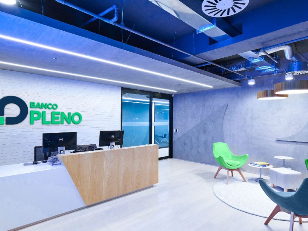 Logotipo do Banco Pleno em fachada de vidro, instituição sob liquidação extrajudicial decretada pelo Banco Central.