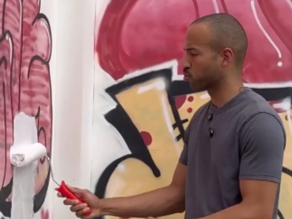 Integrantes do MBL iniciam pintura em parede da Unicamp antes de confronto físico com estudantes.