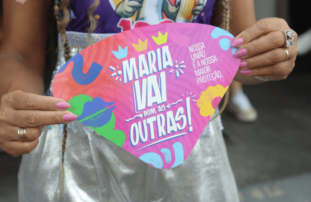 Campanha Maria Vai com as Outras no Hortofolia em Hortolândia orientando sobre prevenção à violência contra a mulher.