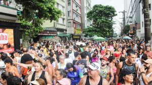 Foliões curtindo bloco de rua em São Vicente