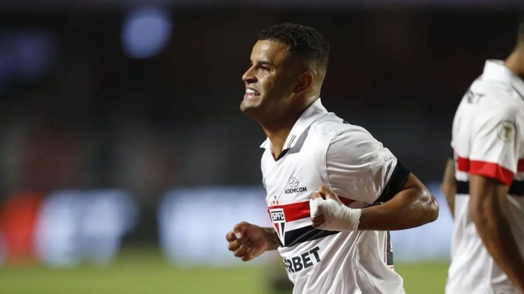 Meio-campista Alisson em campo pelo São Paulo; jogador desperta interesse do Santos após negociação com Corinthians.
