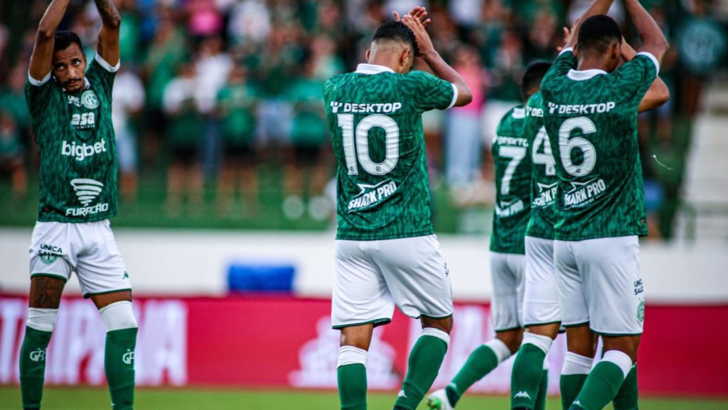 Jogadores do Guarani em campo durante partida decisiva pela classificação no campeonato Paulistão.