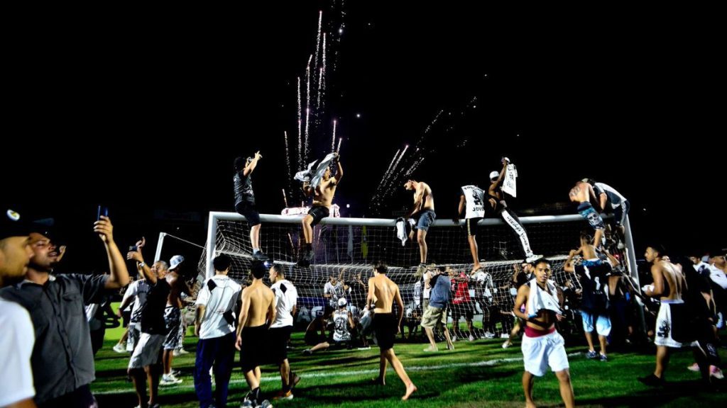 Torcedores da Ponte Preta em invasão de campo no Moisés Lucarelli, incidente que motivou a punição do STJD.