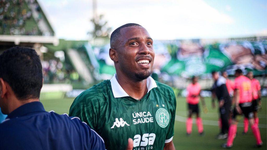 Hebert, jogador do Guarani, comemora gol da vitória no dérbi contra a Ponte Preta pelo Campeonato Paulista.