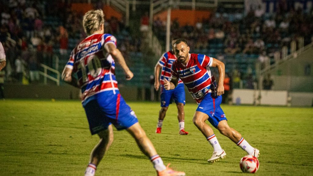Atacante Moisés em ação pelo Fortaleza; jogador em negociações avançadas para reforçar o setor ofensivo do Santos.