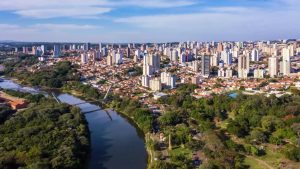 Na imagem é possível ver parte da cidade de Piracicaba de cima.