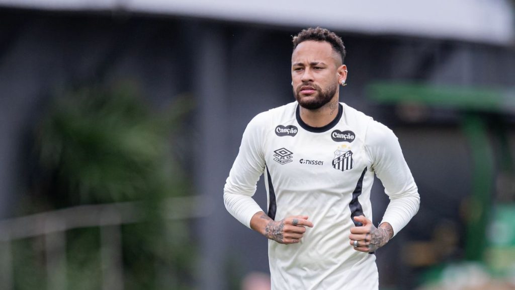 Neymar Jr em treinamento no Santos FC, pivô de críticas de Casagrande por ausência em jogos do Campeonato Brasileiro.