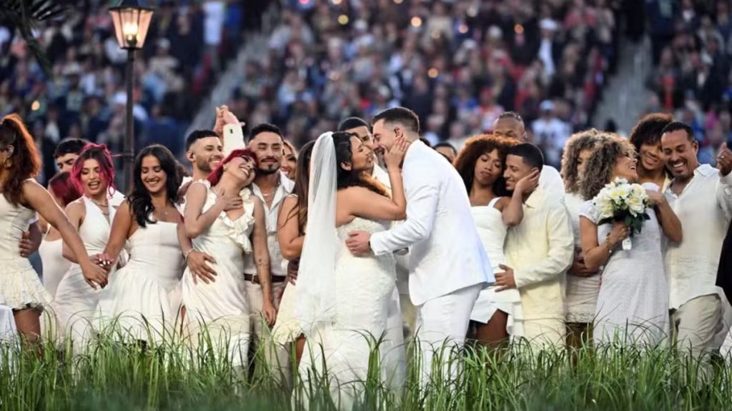 Bad Bunny em destaque no gramado do Levi's Stadium durante apresentação histórica no Super Bowl LX.