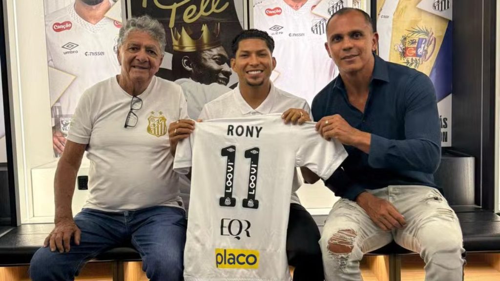 Rony segura a camisa 11 do Santos ao lado de Giovanni e Manoel Maria durante sua apresentação oficial.