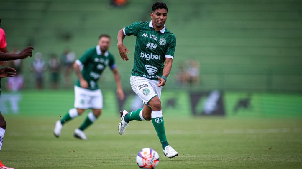 Jogador Isaque do Guarani em ação no Paulistão; meia desfalca o time no confronto decisivo contra o Palmeiras.